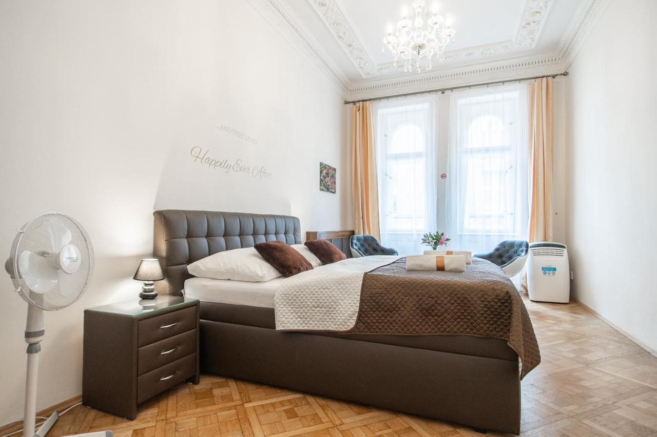 Prague Palace - Wenceslas Square Экстерьер фото